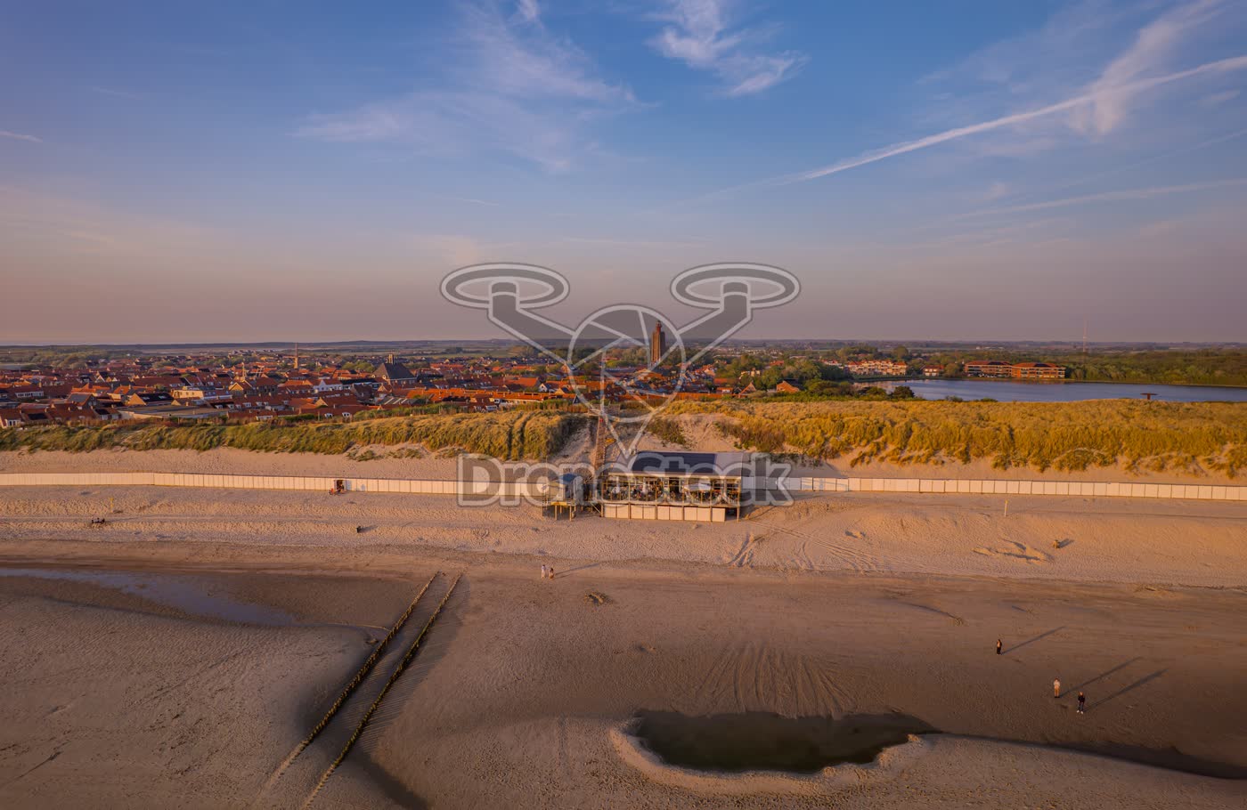 Strandpaviljoen en zandstrand bij Westkapelle met dorpsgezicht