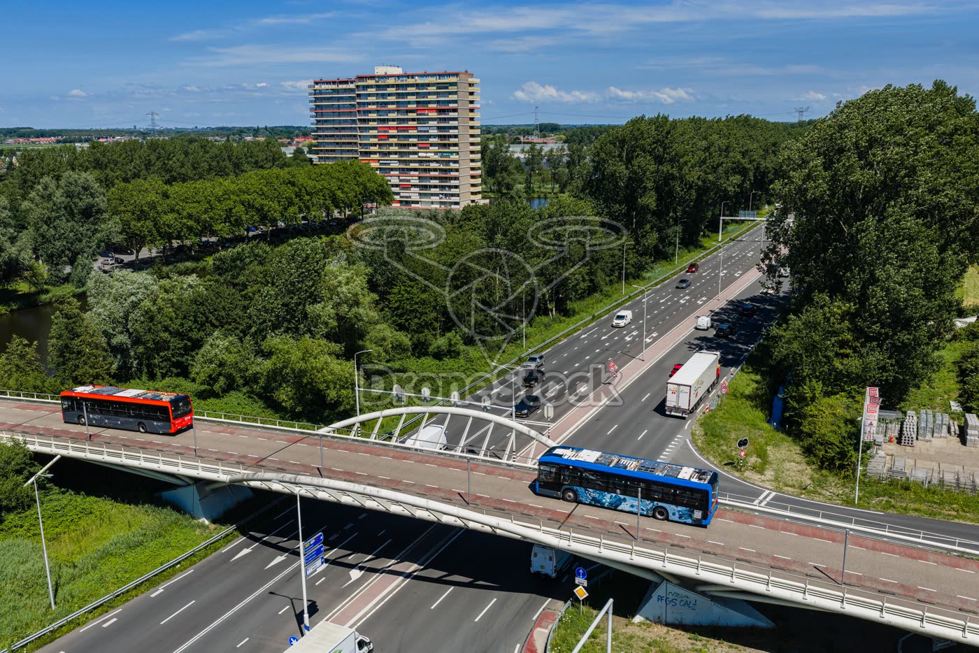Busbrug De Vlinder (Poelenburg) over de Thorbeckeweg (N516) in Zaandam