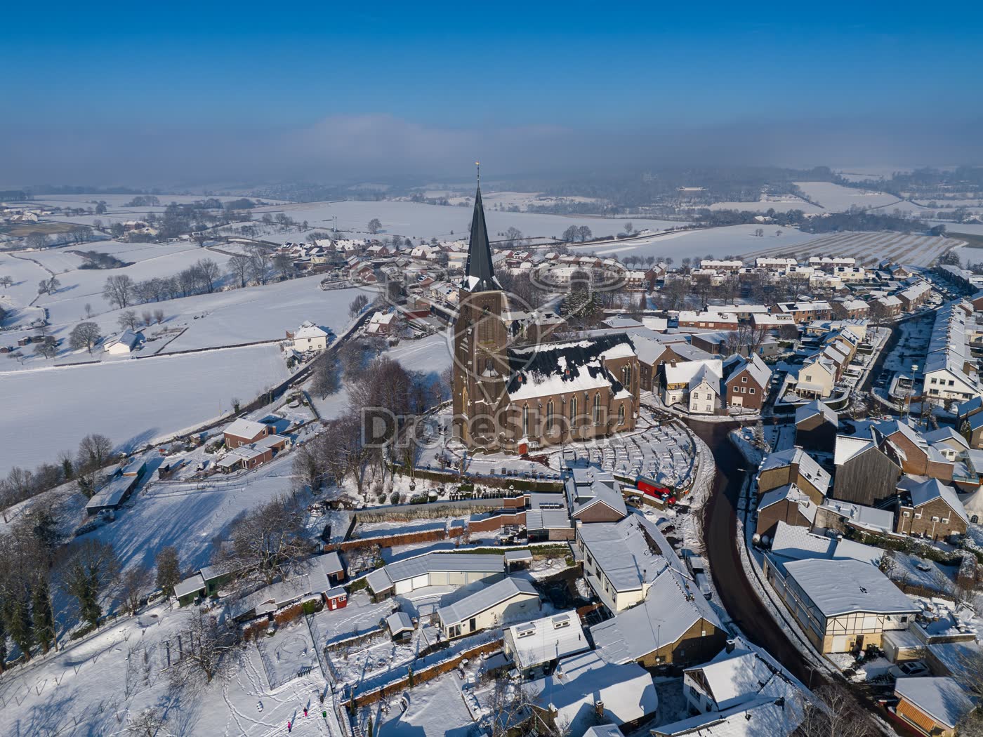 Winterse luchtfoto van Vijlen met de Sint-Martinuskerk en dakenstructuur