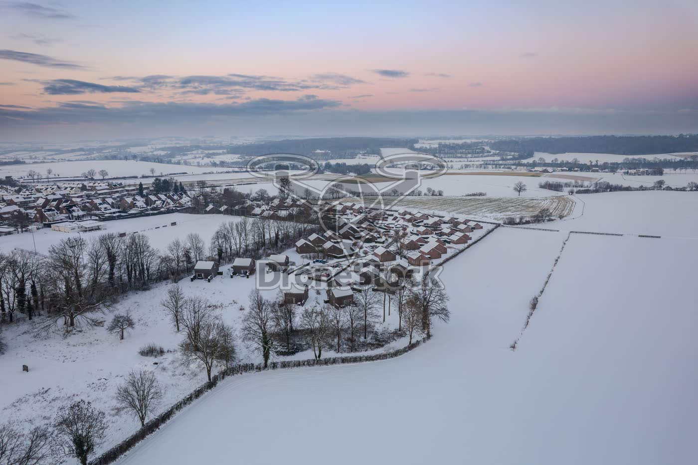 Dorpsrand van Vijlen aan besneeuwde landbouwvelden