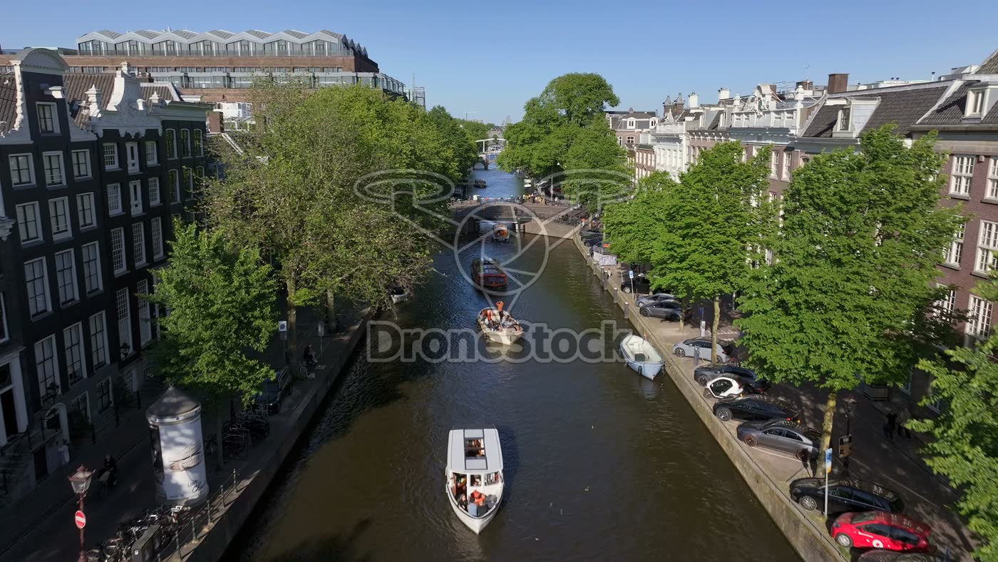 Rondvaartboot op Herengracht bij Thorbeckeplein 4