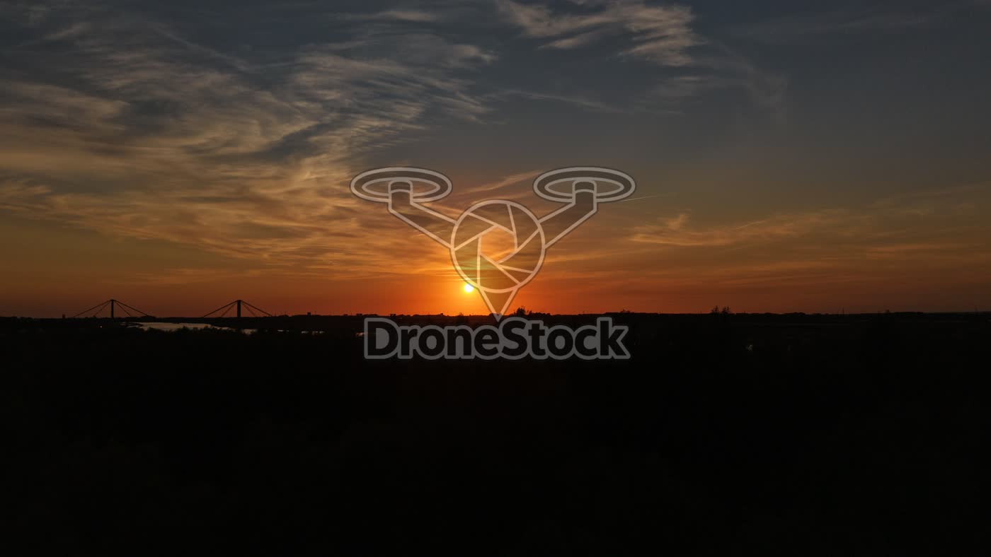 Brug bij Beneden-Leeuwen bij zonsondergang