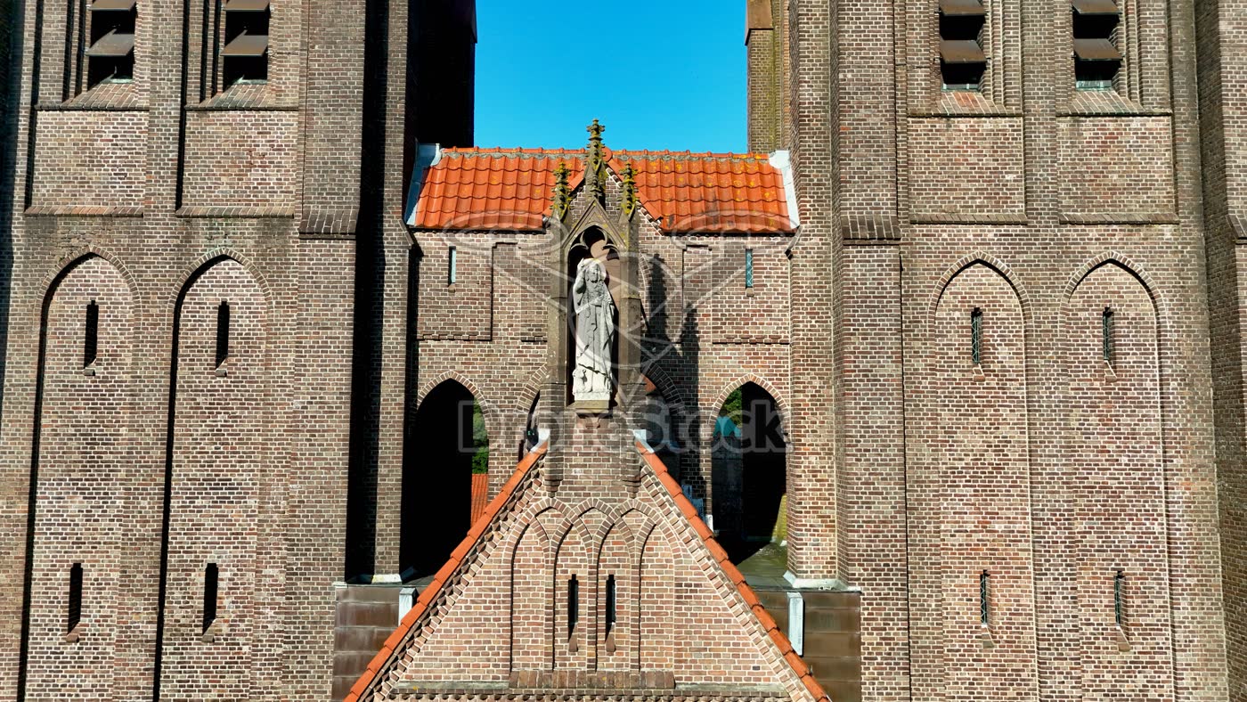 Mariabeeld bij Sint Jans Basiliek, Laren