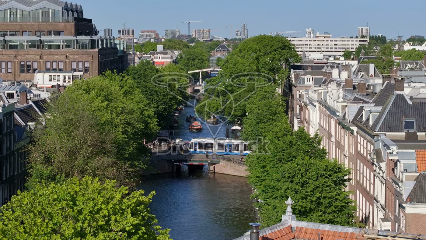 Herengracht met bruggen en tram