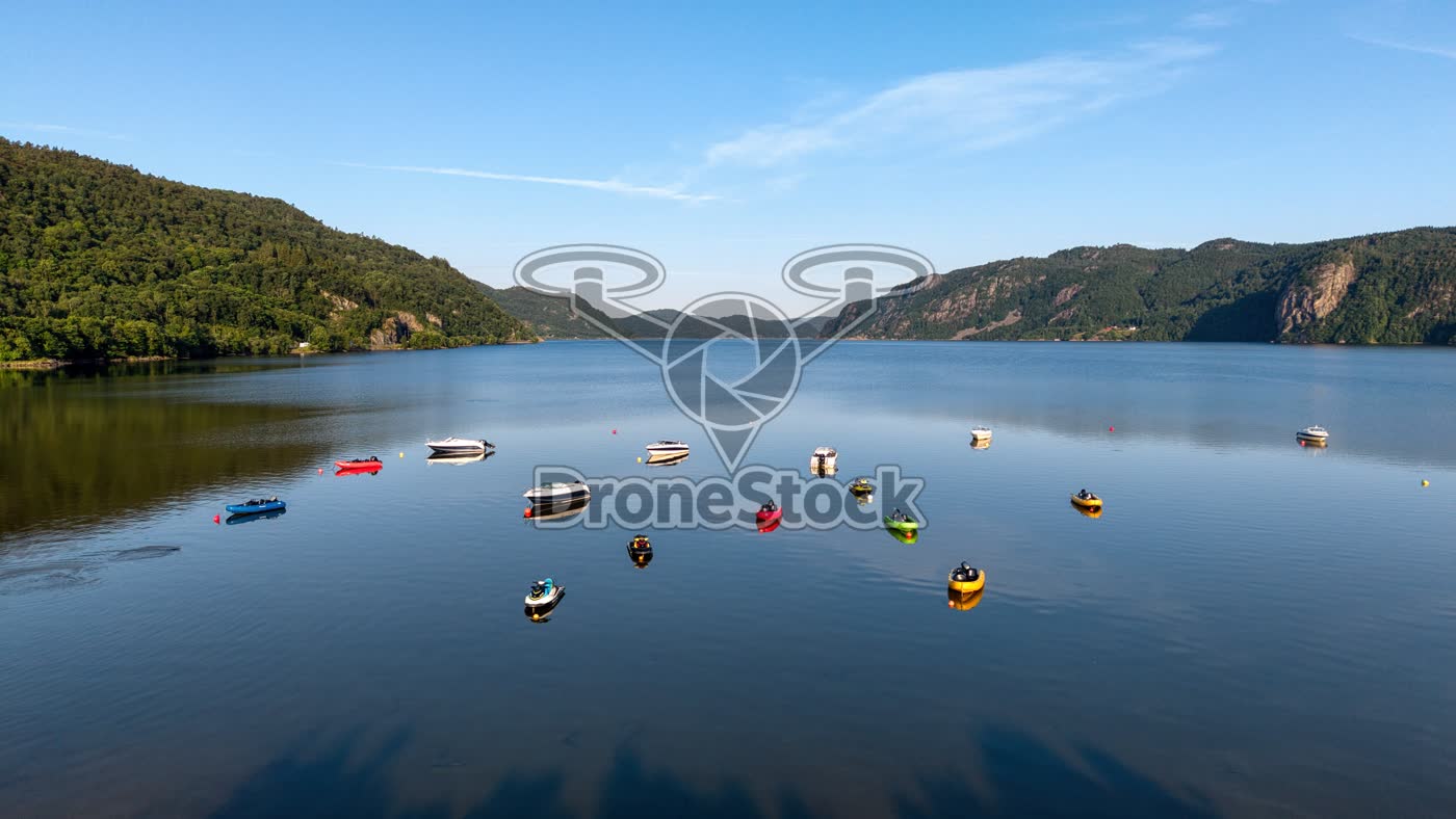 Bootjes in fjord bij Lyngdal