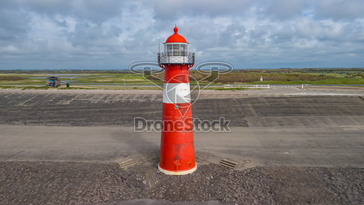 Vuurtoren Noorderhoofd centraal op de Westkappelse zeedijk