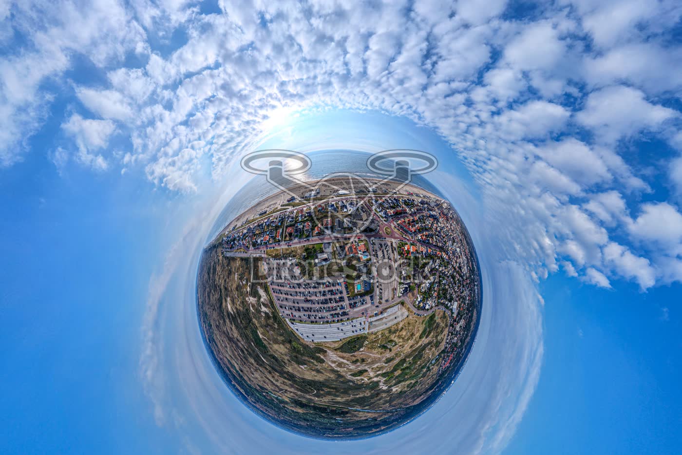 Sphere van een zomerse drukke stranddag op Zandvoort