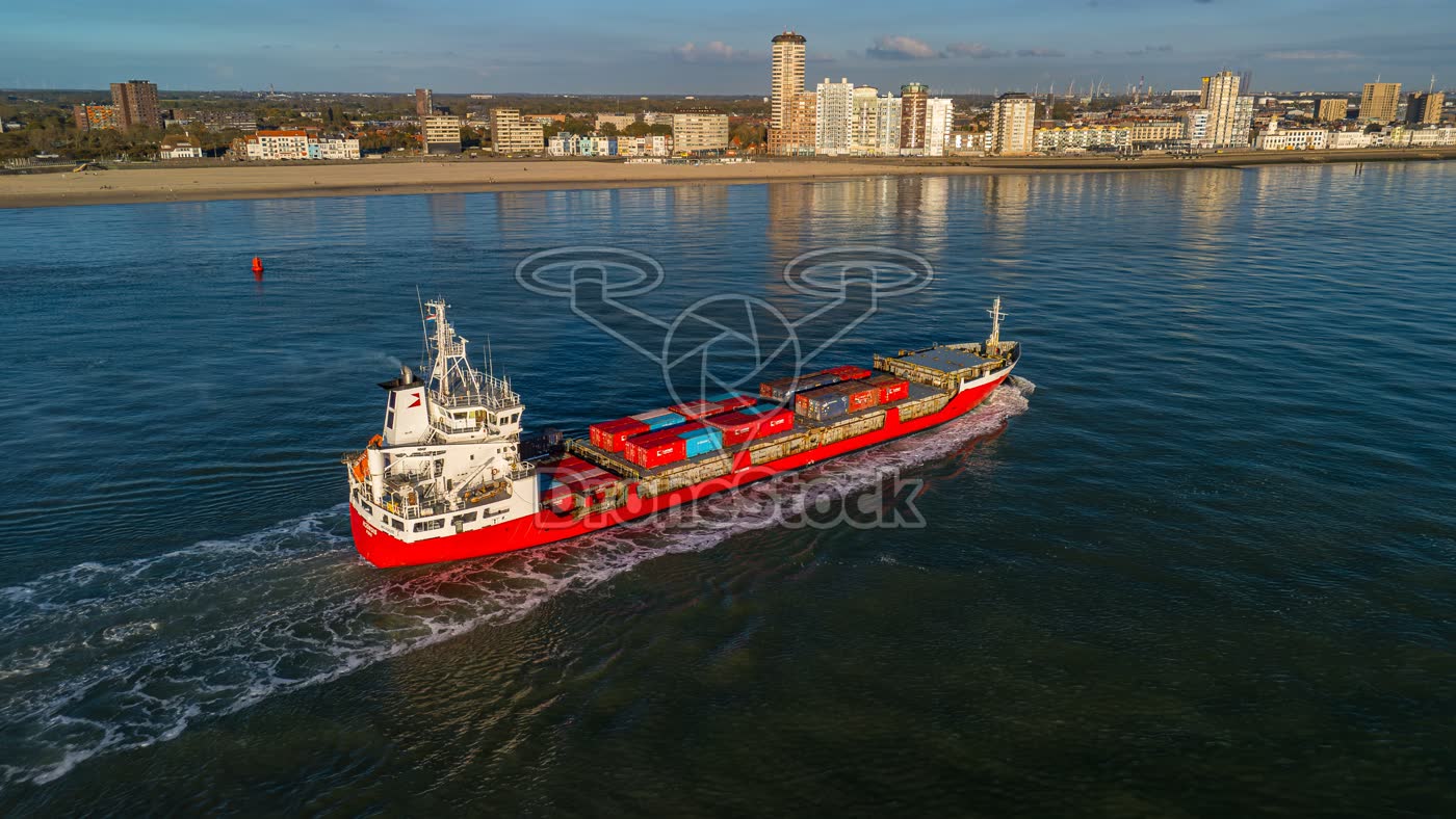 Schuin bovenaanzicht van een containerschip die Vlissingen passeert