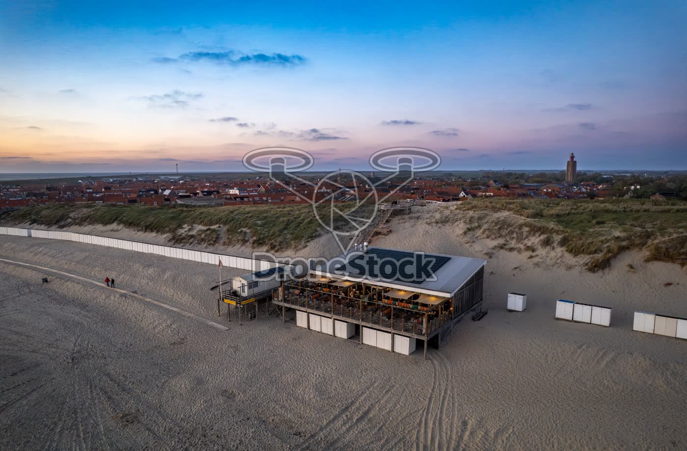 Strandbar Bombaai Westkapelle met het dorp op achtergrond.