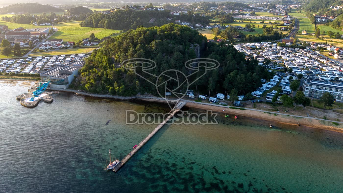 Pier en kust bij Lyngdal