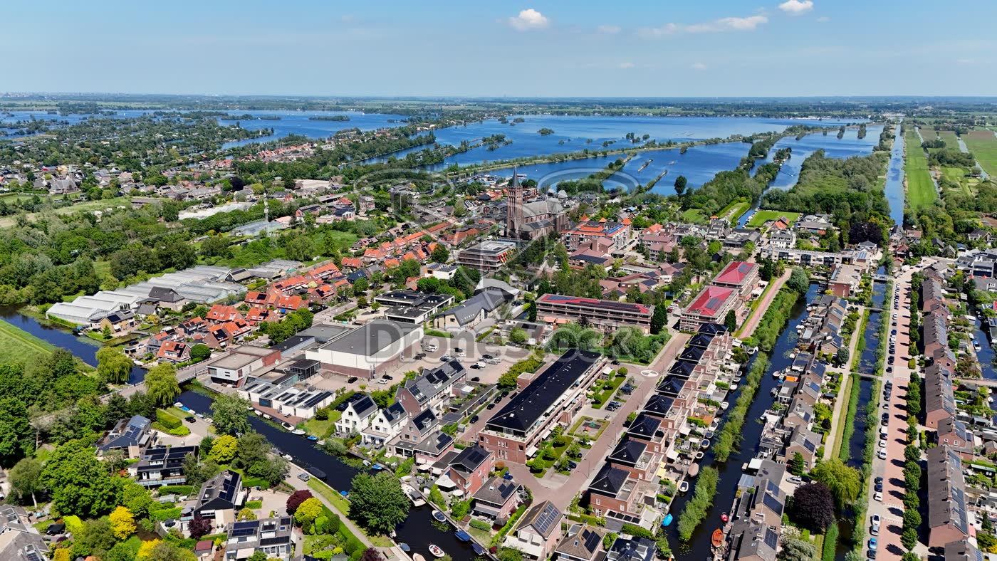 Vinkeveen met kerktoren en meren