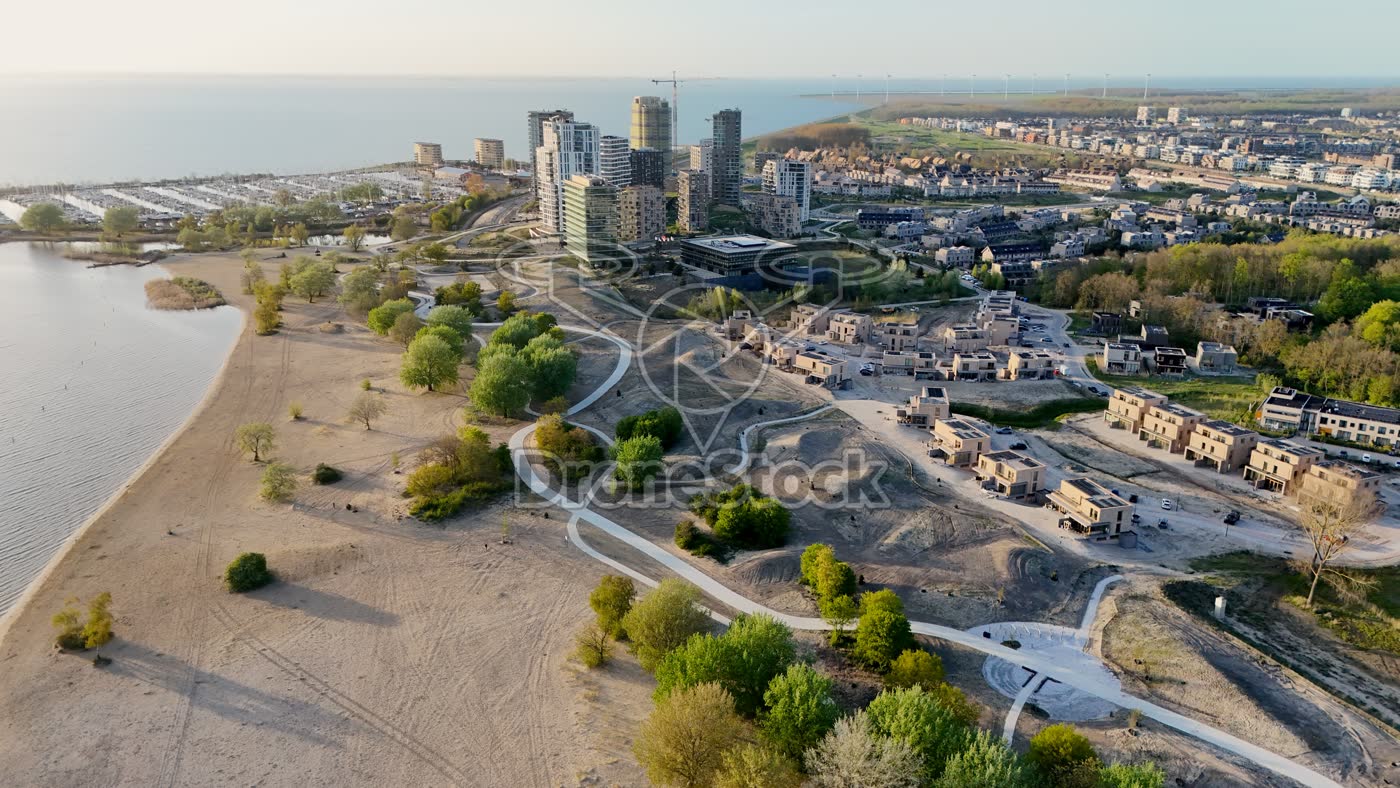 Zicht op Almere Strand en Poort