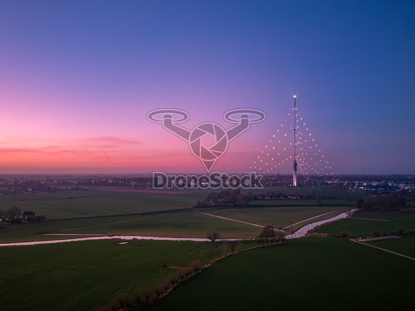 Verlichte zendmast bij IJsselstein