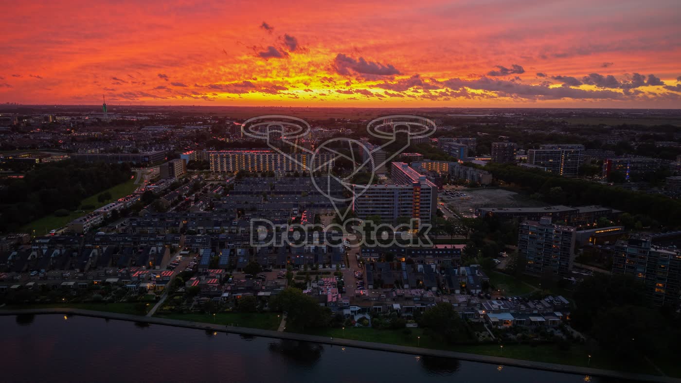 Zonsondergang boven de edelstenenbuurt inAlphen aan den Rijn.