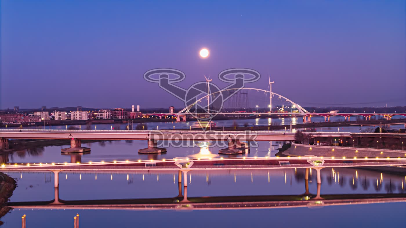 De bruggen van de Spiegelwaal tijdens het maanlicht