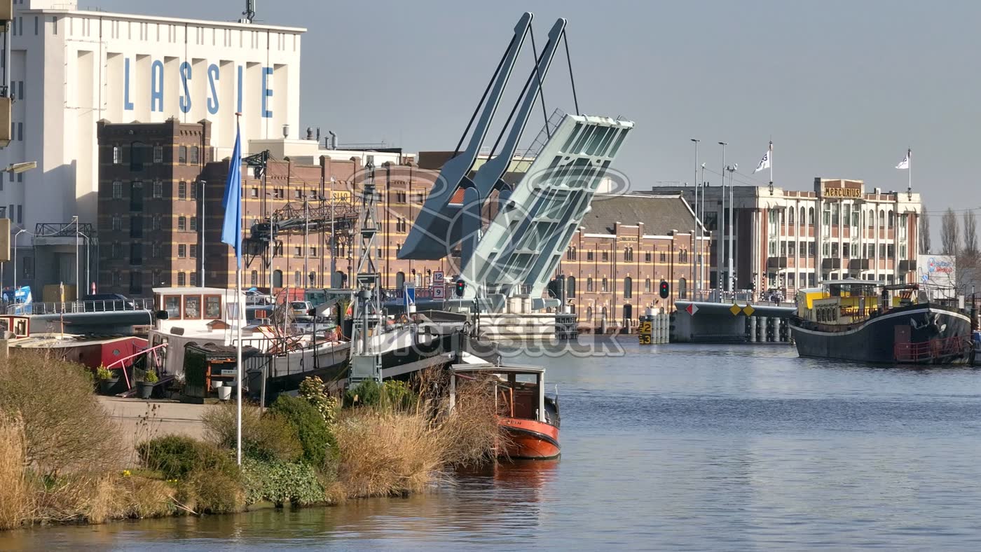 Zaanbrug opent met Lassie-fabriek op achtergrond 2