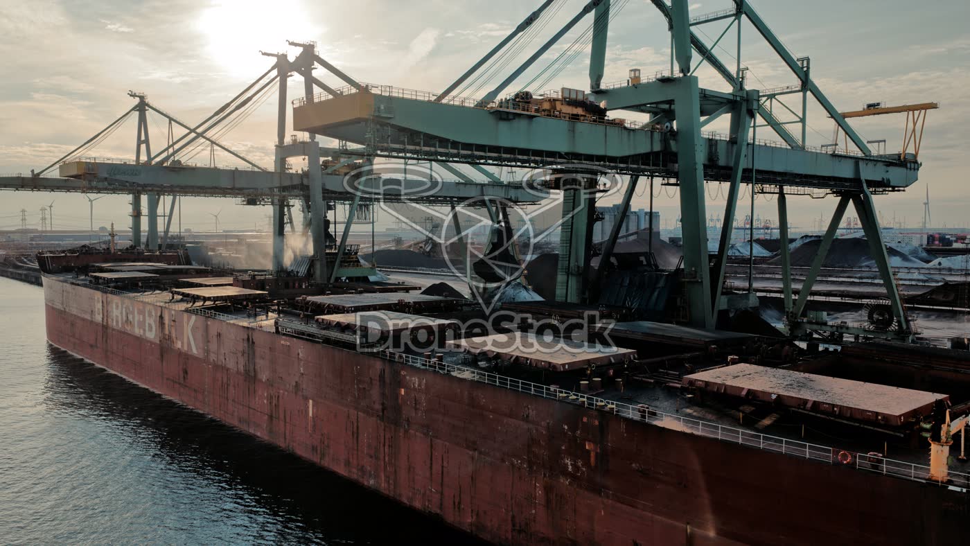Bulkschip laden bij Maasvlakte Rotterdam