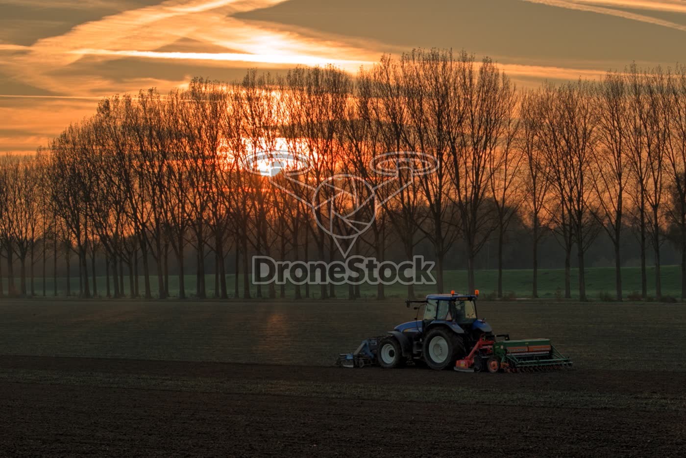 Tractor op akker bij Numansdorp
