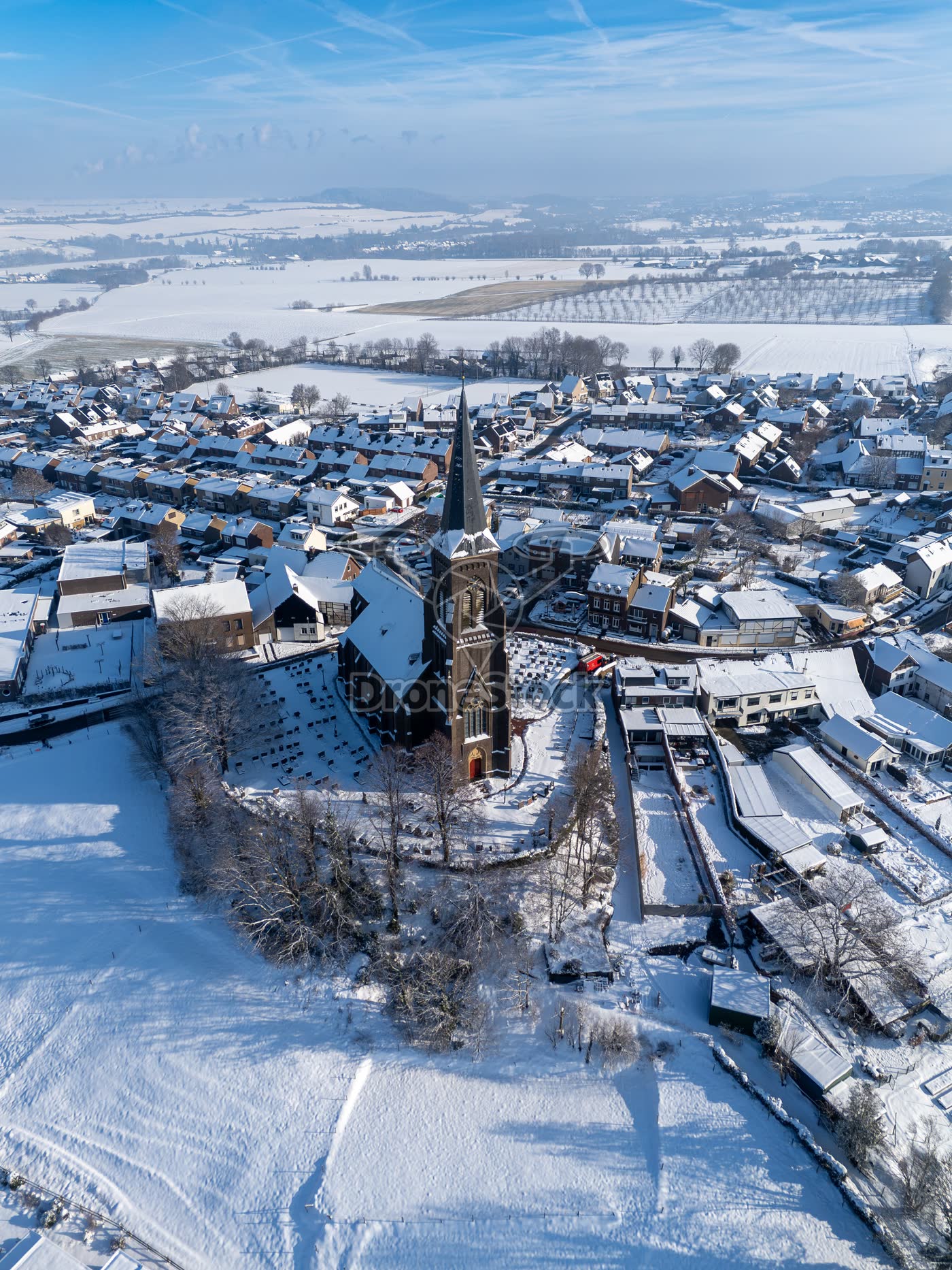 Sint-Martinuskerk Vijlen met sneeuwweide op de voorgrond
