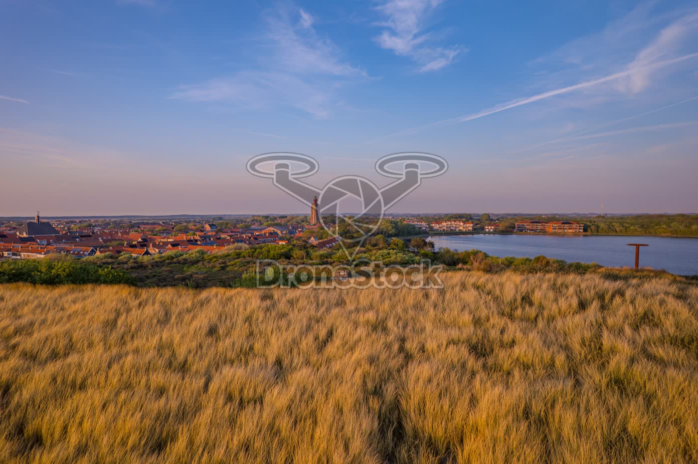 Duinen en dorpsgezicht van Westkapelle in de namiddagzon