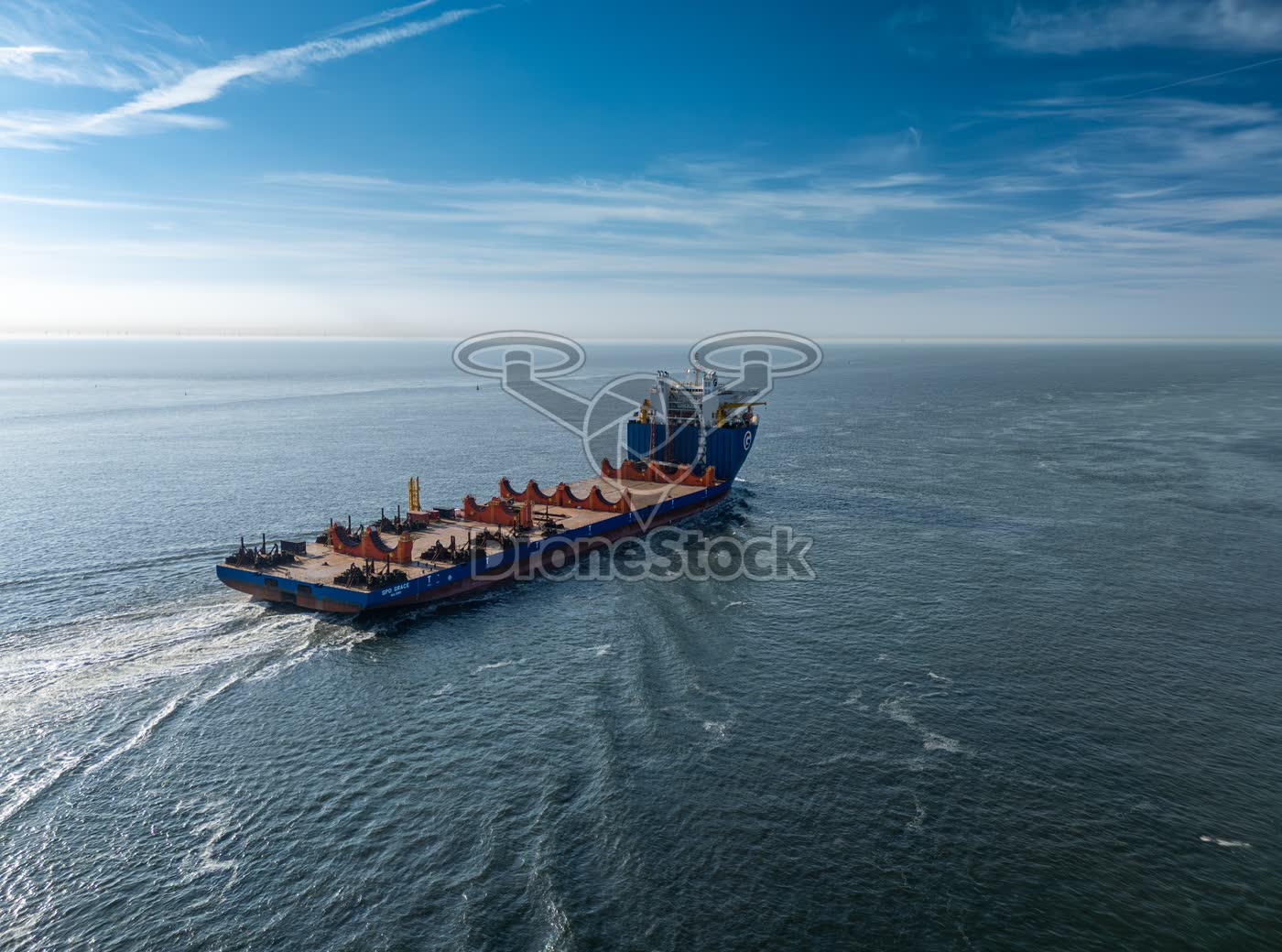 Luchtfoto van zwaarliftschip GPO Grace op zee bij Westkapelle