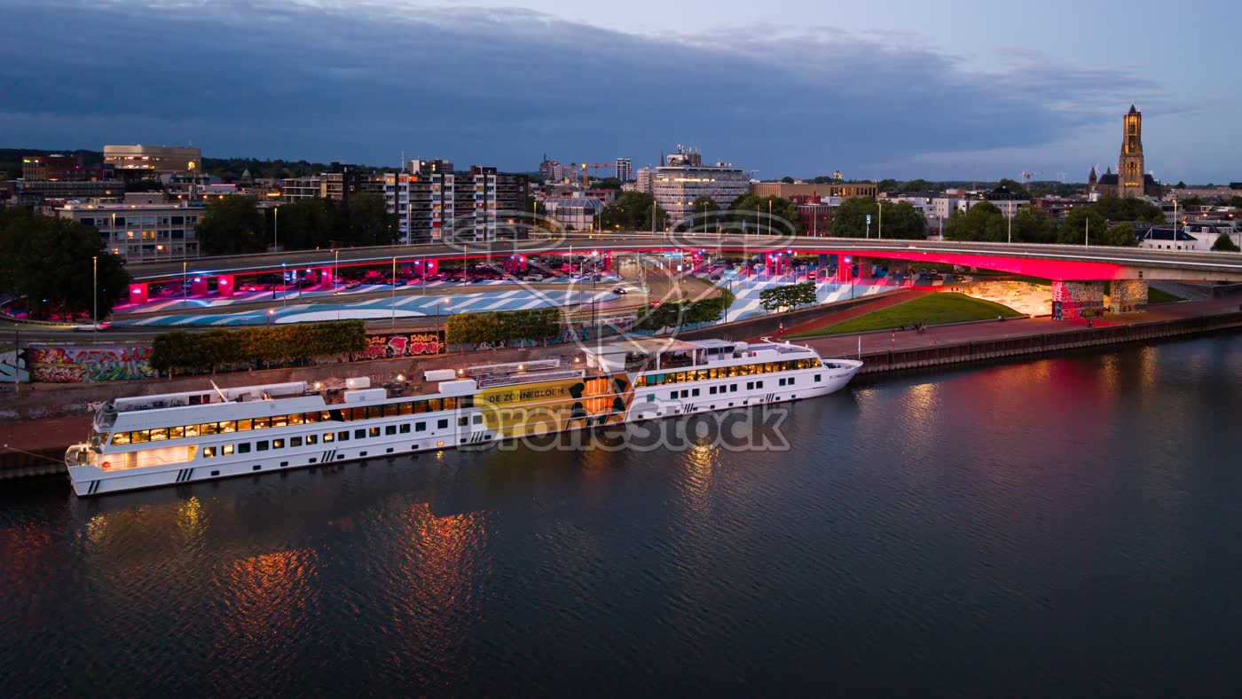 Cruiseschip De Zonnebloem aan de Rijnkade in Arnhem