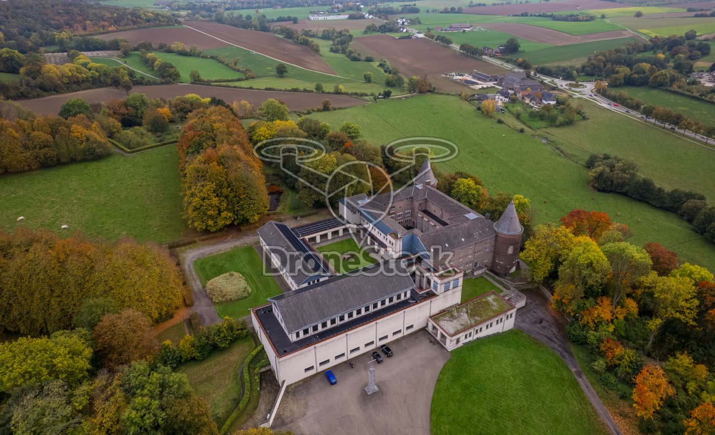 Luchtoverzicht Abdij Sint-Benedictusberg en heuvellandschap Mamelis