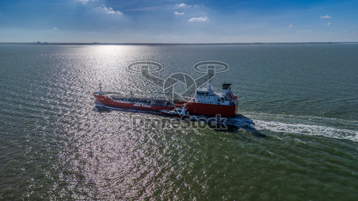 Loodsboot legt aan bij oranje chemicaliëntanker op de Westerschelde