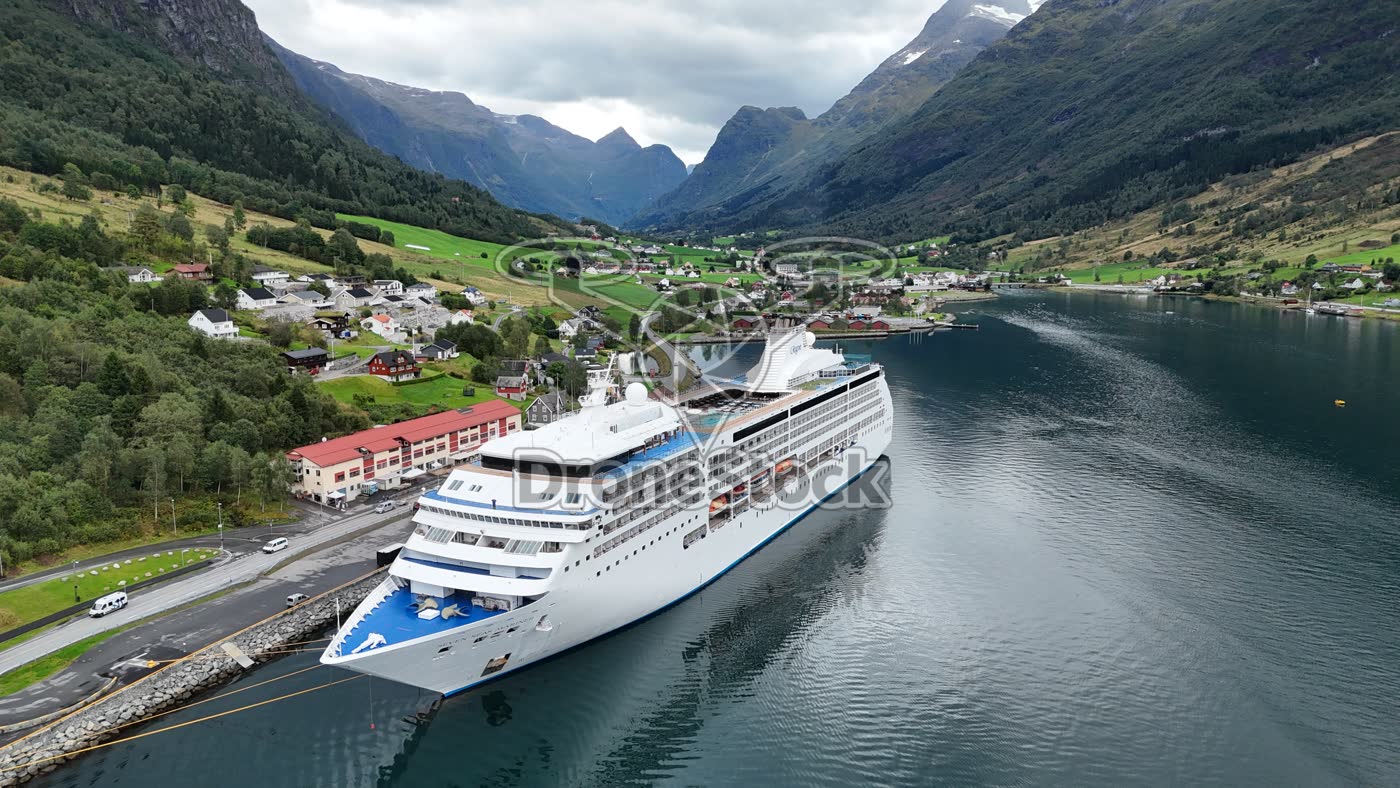 Cruiseschip bij Olden, Noorwegen