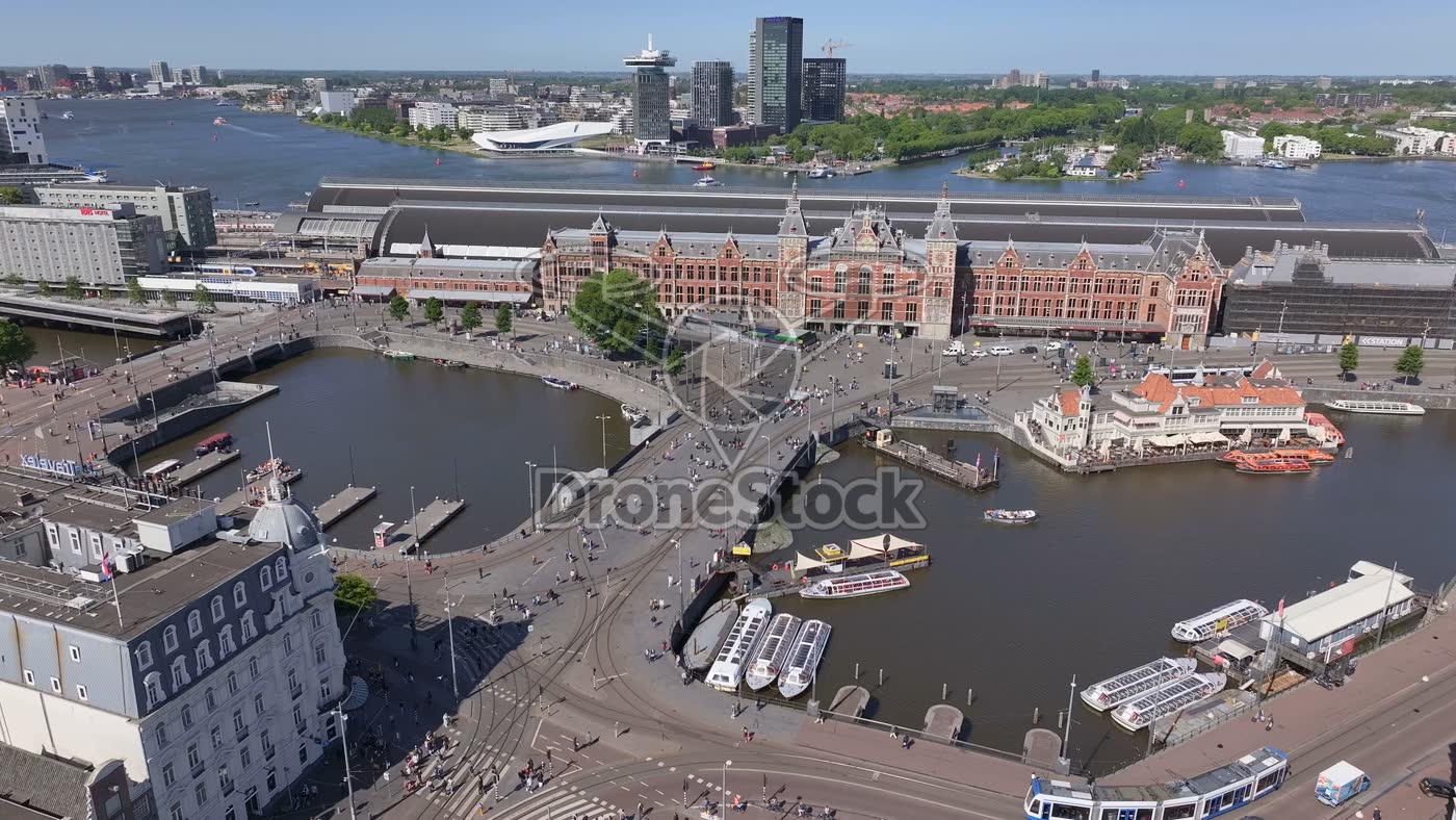 Amsterdam Centraal station bij het IJ 2