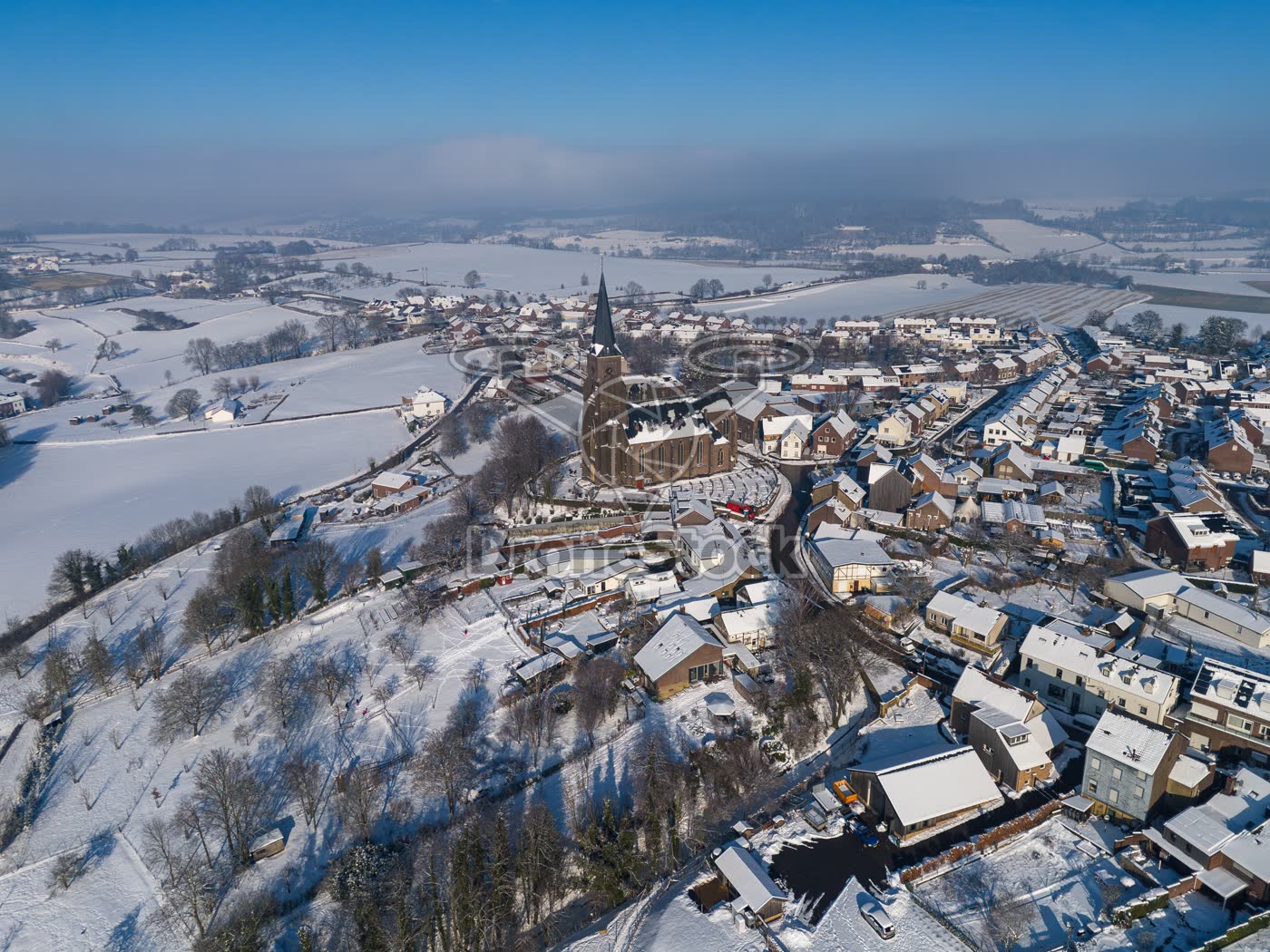 Hoge overzichtsfoto van het bergdorp Vijlen in de sneeuw