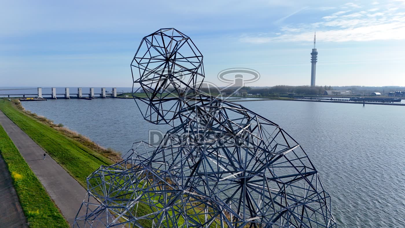 Stalen sculptuur bij Lelystad sluizen