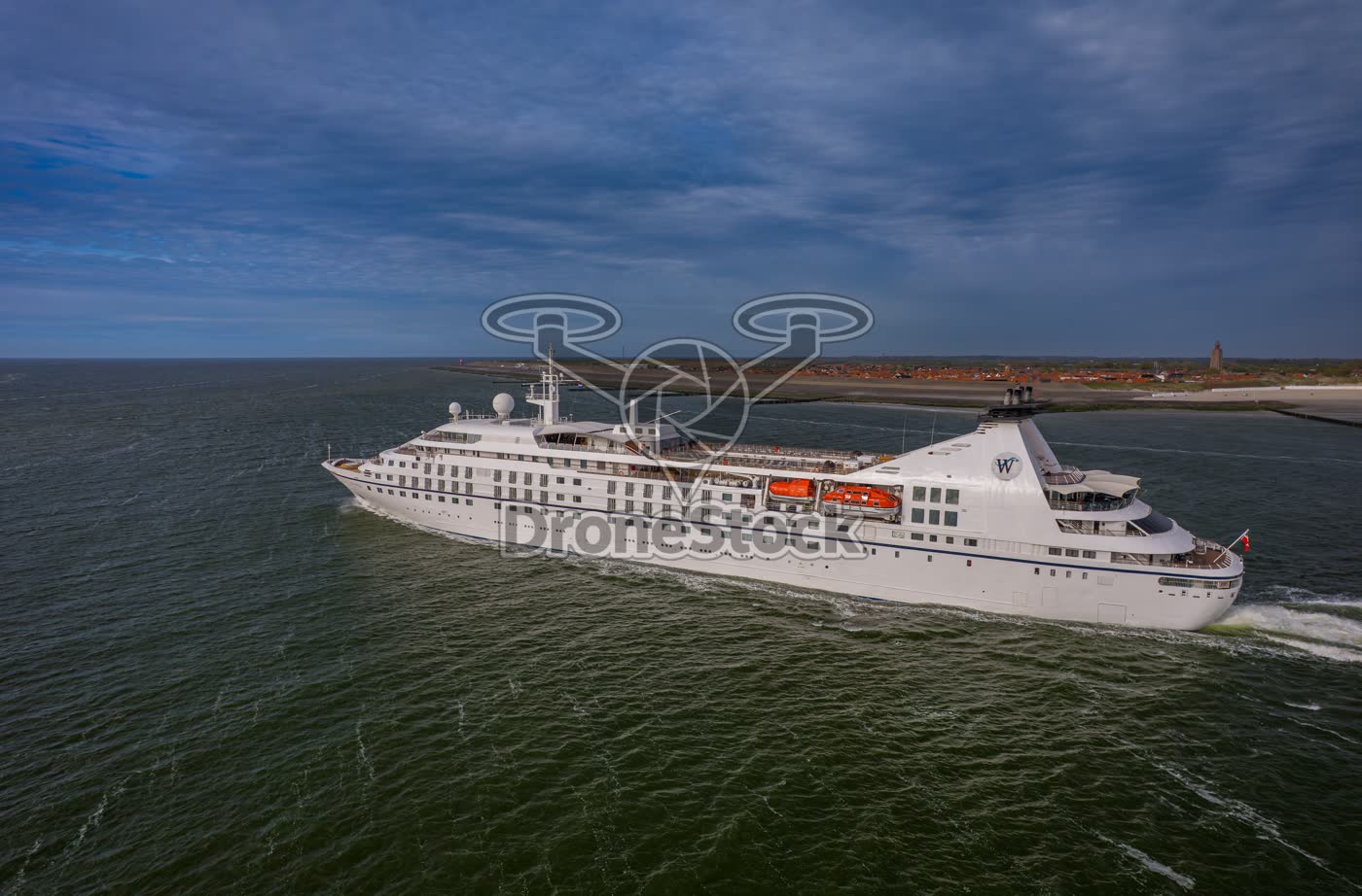 Cruiseschip Star Pride voor de kust van Westkapelle