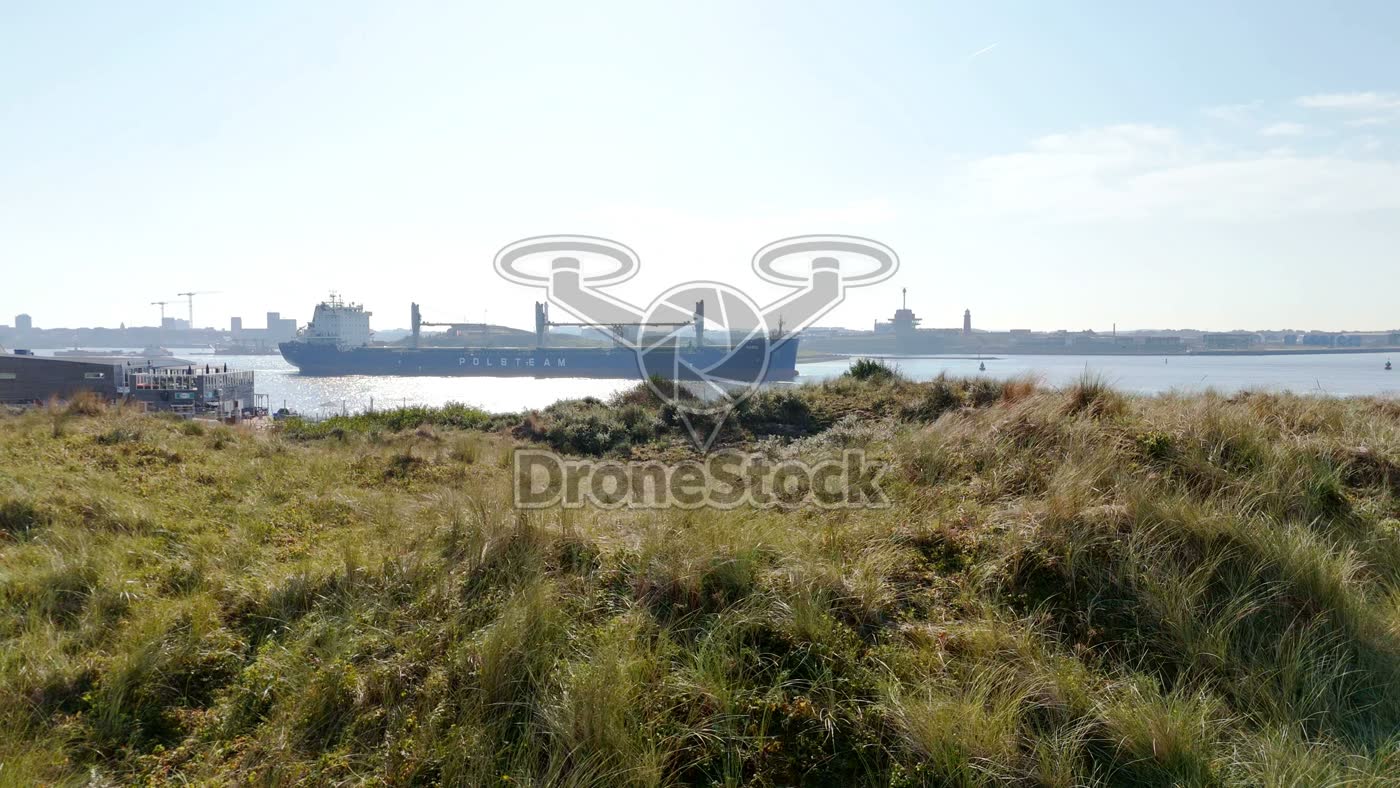 Polsteam vrachtschip bij duinen 2