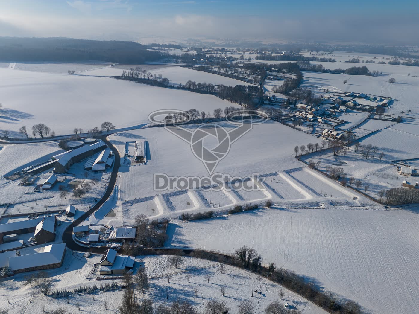 Besneeuwde agrarische kavels en boerderij bij Vijlen