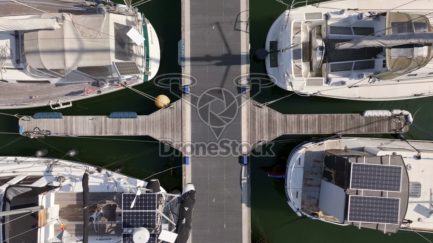 Marina Seaport IJmuiden met jachten en steigers 2
