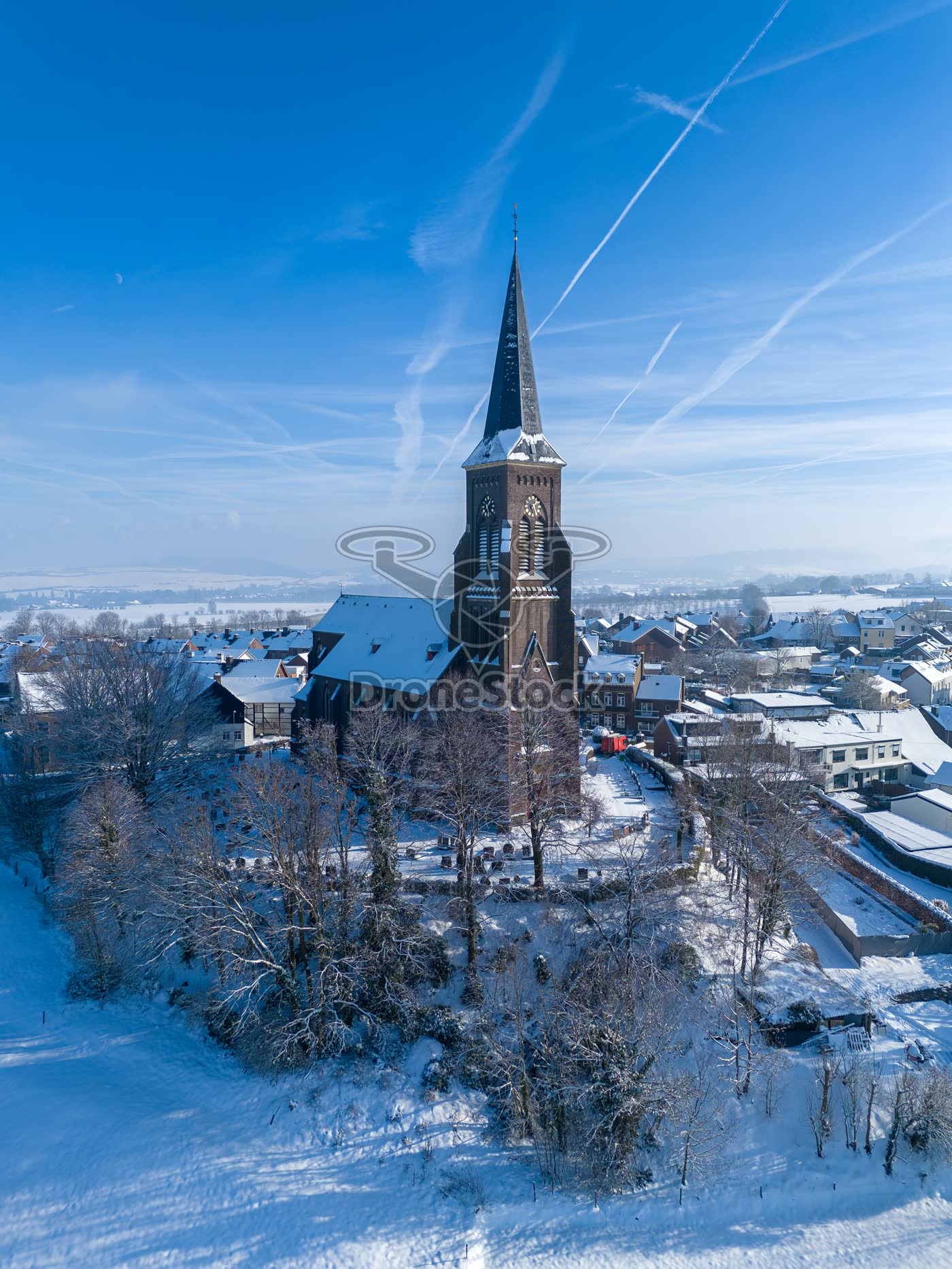 Sint-Martinuskerk Vijlen in een besneeuwd Zuid-Limburgs heuvellandschap