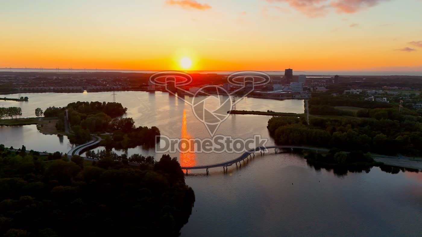 Zonsondergang boven Almere centrum