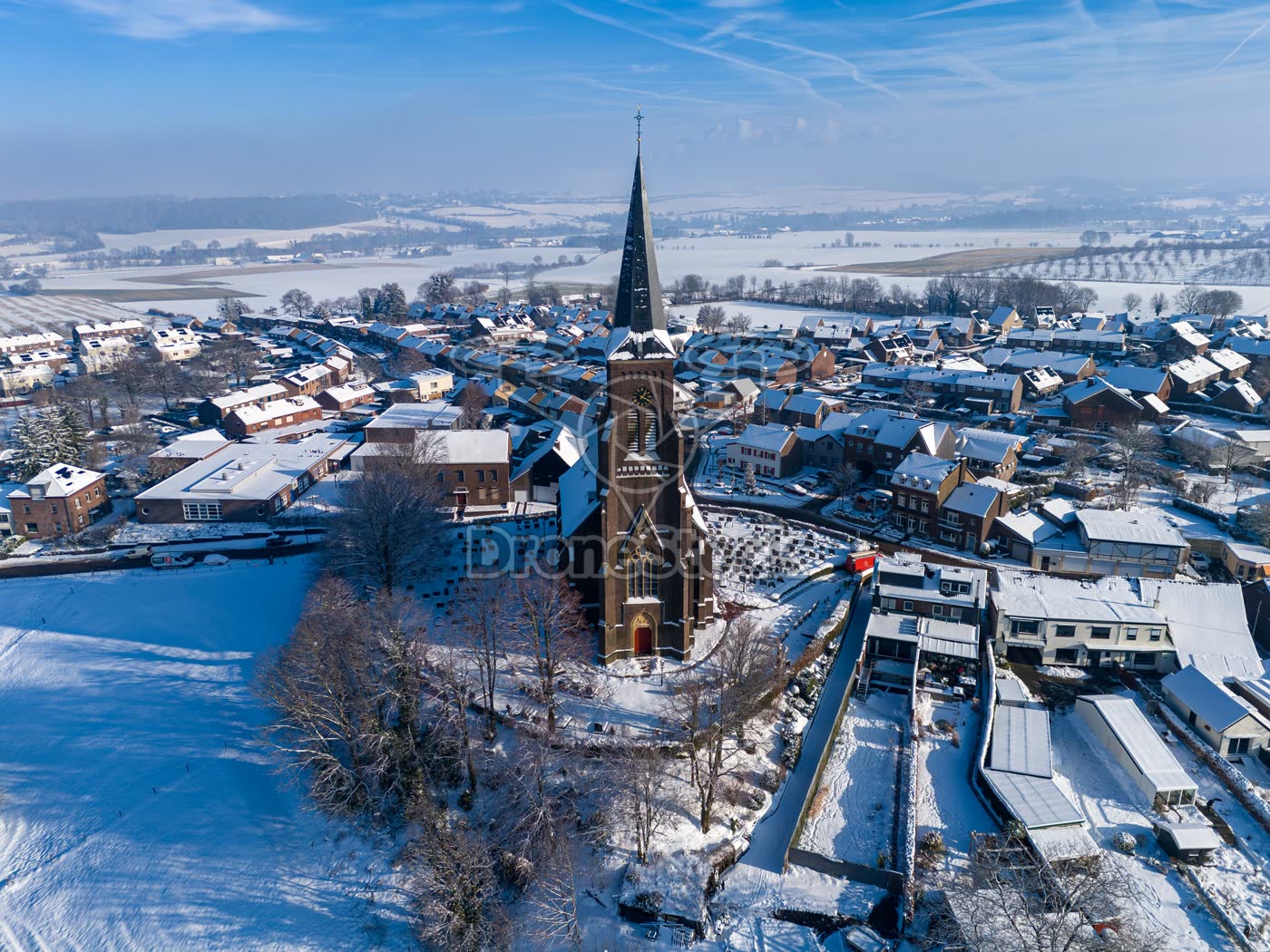 Frontale luchtfoto van de Sint-Martinuskerk en de daken van Vijlen