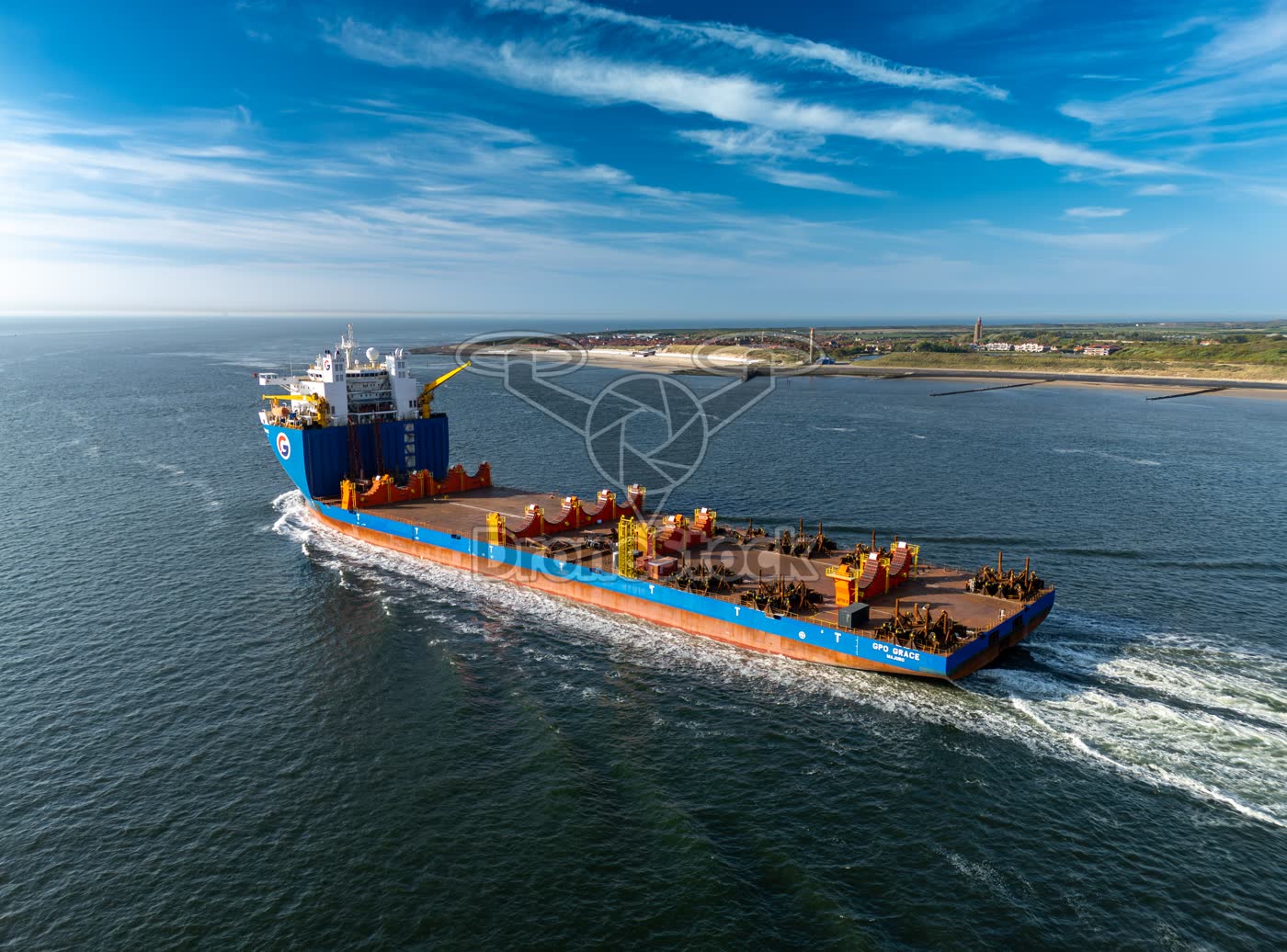 Achterzijde en laaddek van zwaarliftschip GPO Grace bij Westkapelle