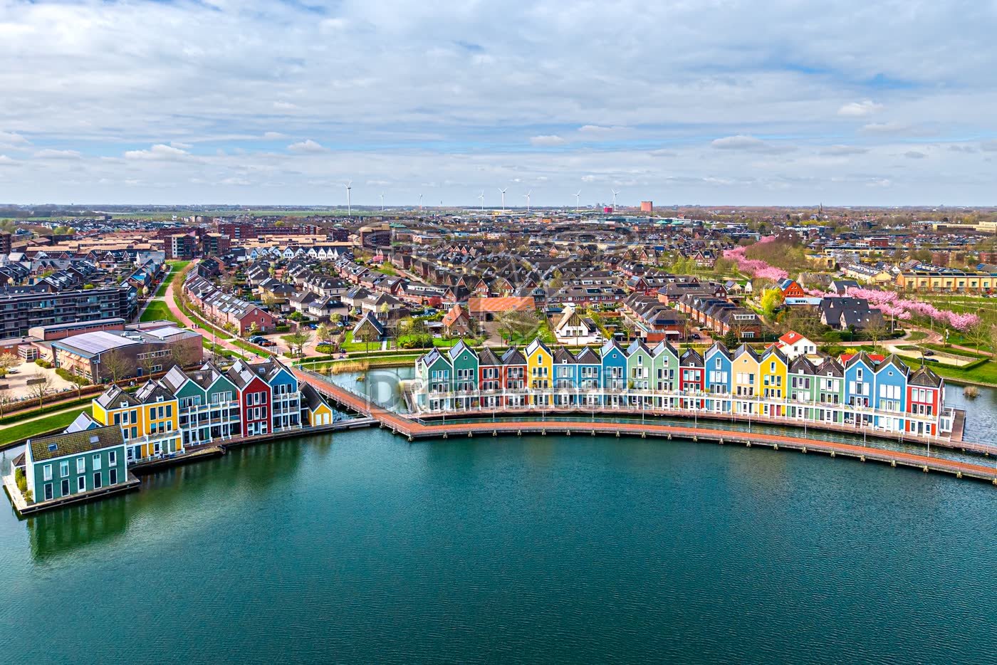 Kleurige huizen aan kade (Rietplas), Houten