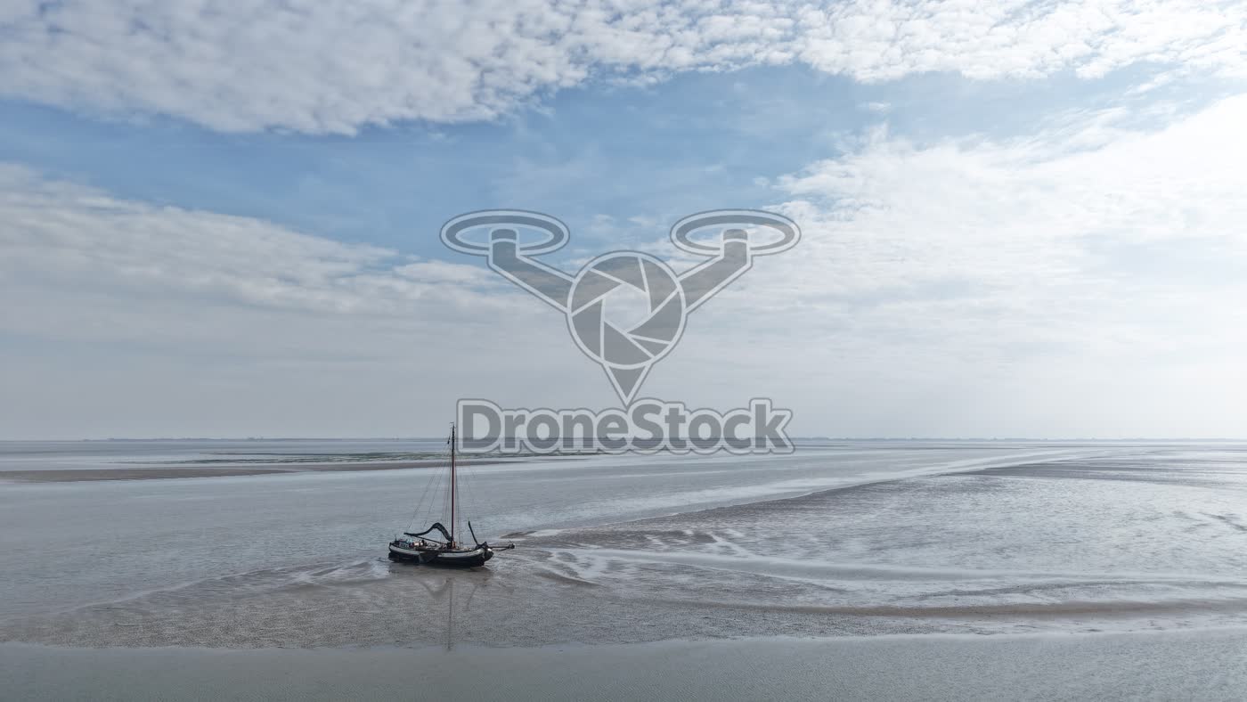 Tjalk valt droog op het wad