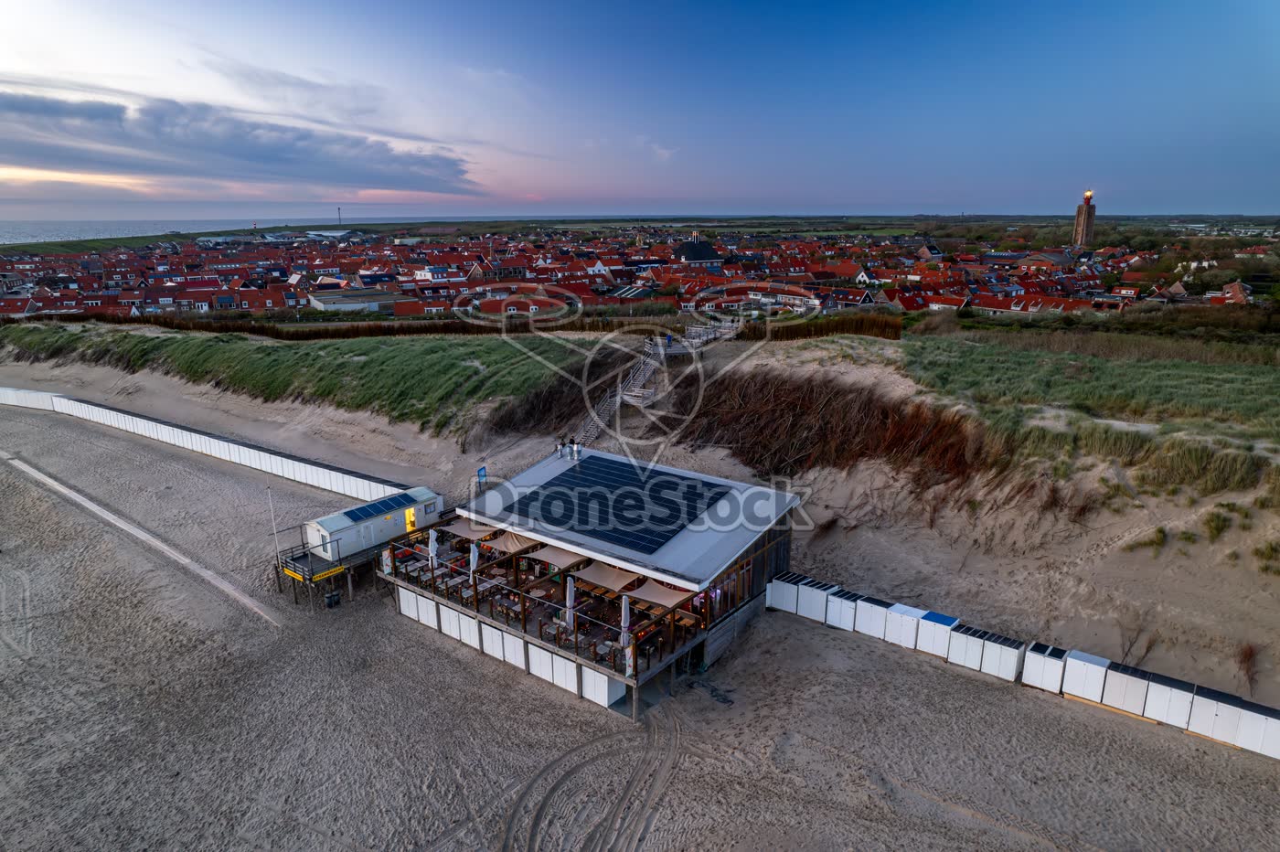 Strandpaviljoen Bombaai en duinovergang bij Westkapelle