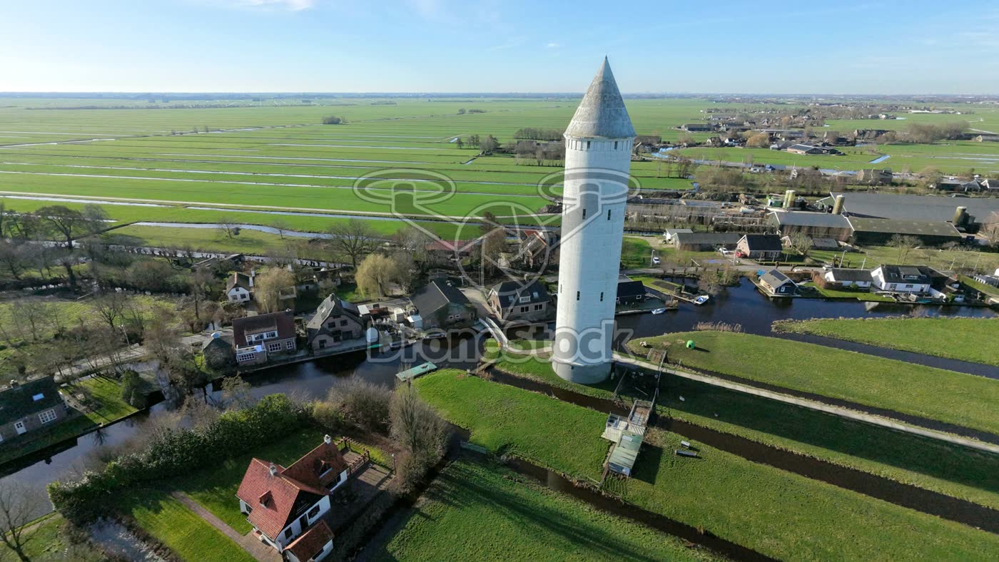 Witte toren boven polderdorp