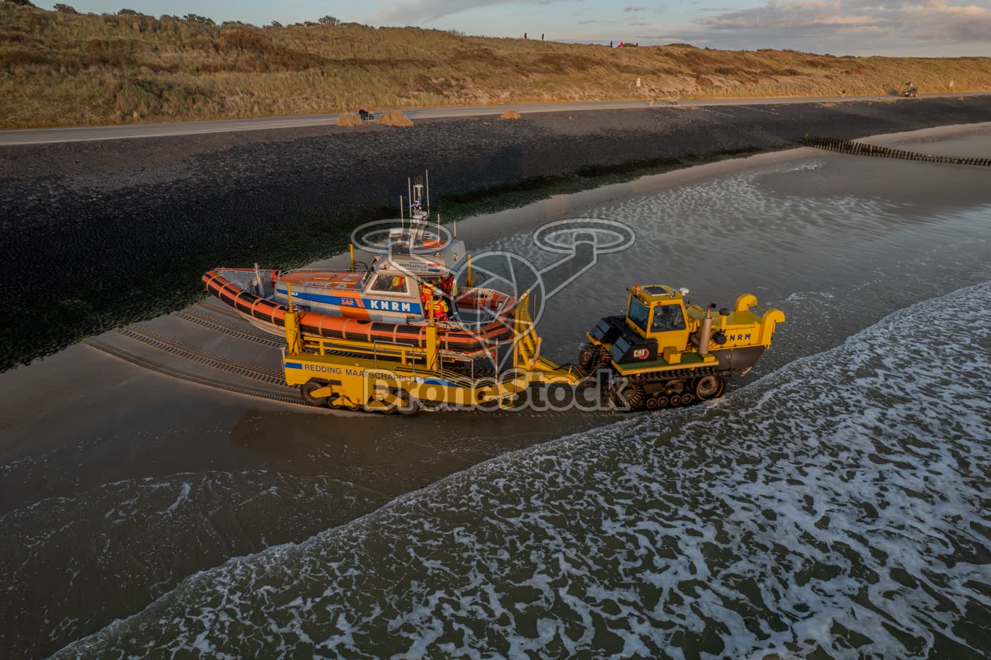 KNRM reddingsboot op rupsvoertuig op het strand van Westkapelle