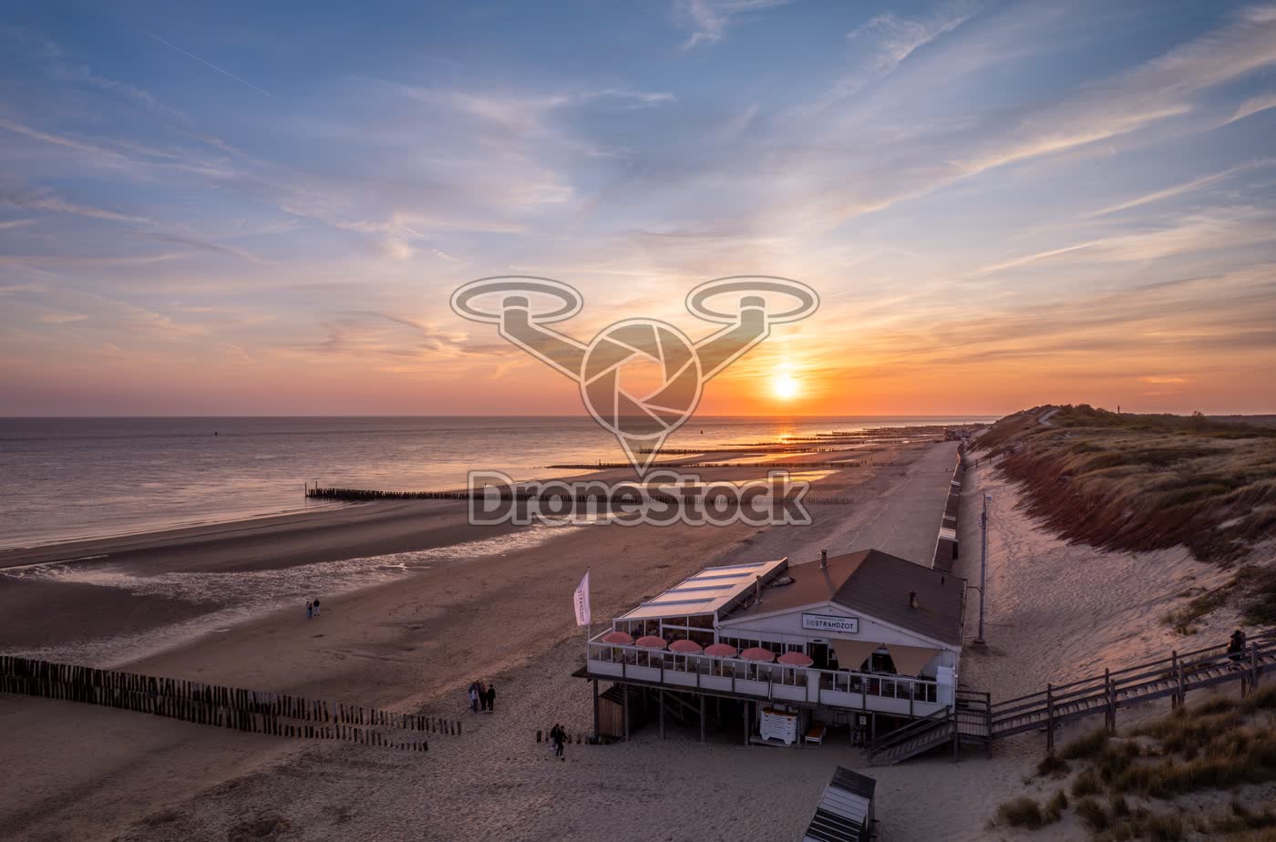 Strandpaviljoen Strandzot Zoutelande tijdens een gouden zonsondergang
