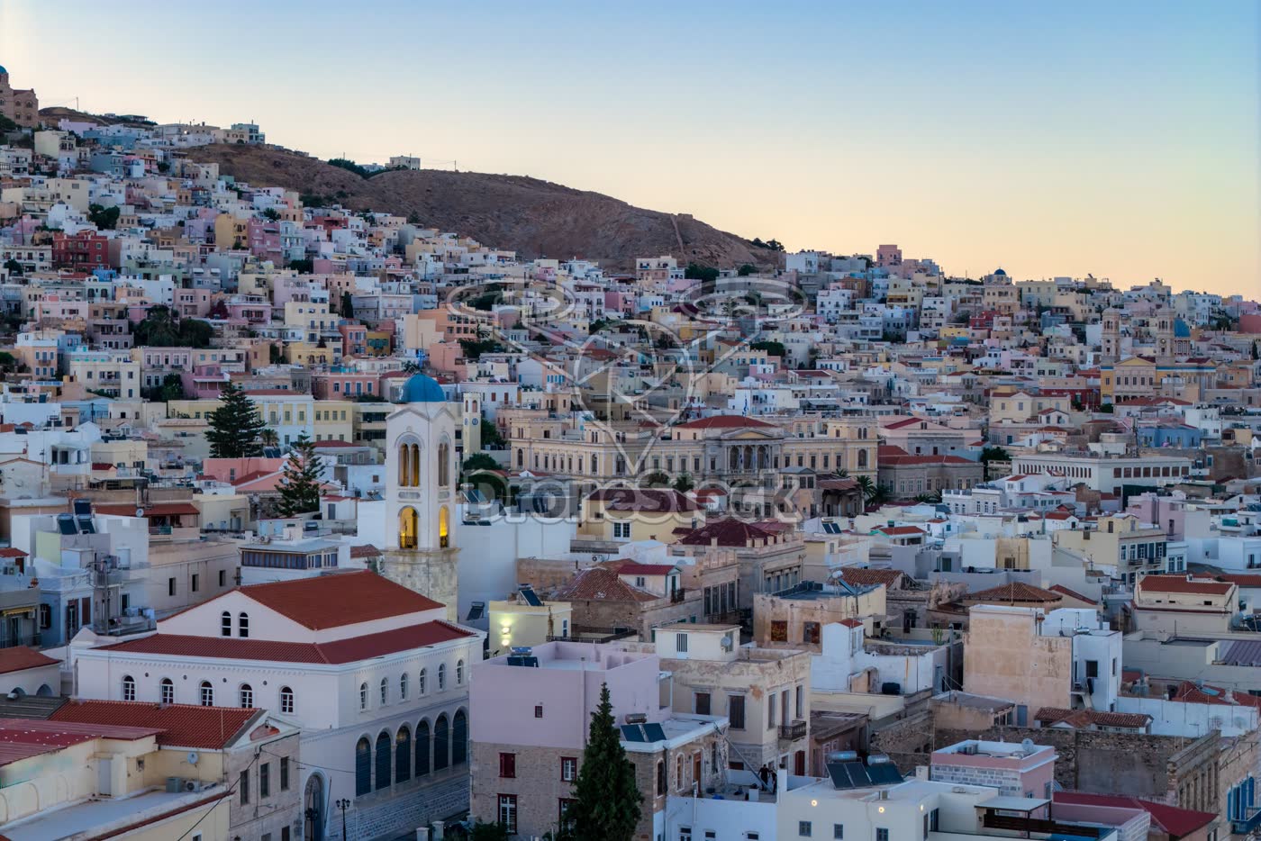 Panoramisch uitzicht op de historische heuvelarchitectuur van Ermoupoli op het eiland Syros 3