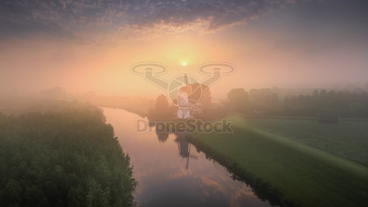 Molen de Vlinder in de mist