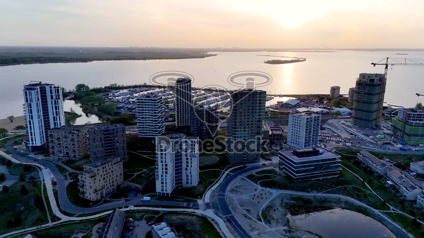 Zicht op Almere Poort en Markermeer