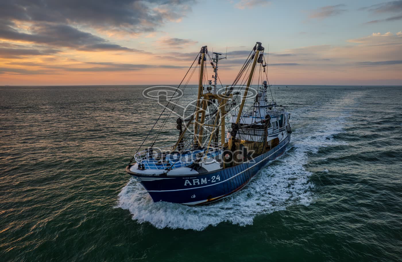Viskotter ARM-24 schuin van voren in volle vaart bij Westkapelle